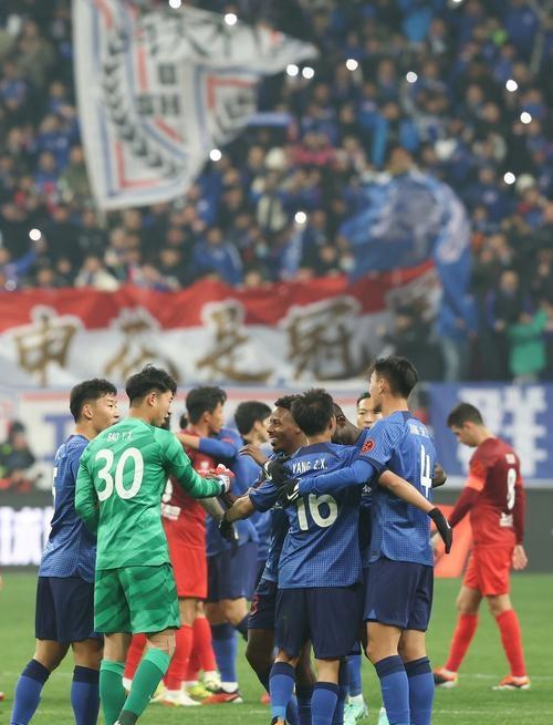 包含上港顽强逆袭建业险胜球阜新数罚踢团结的词条