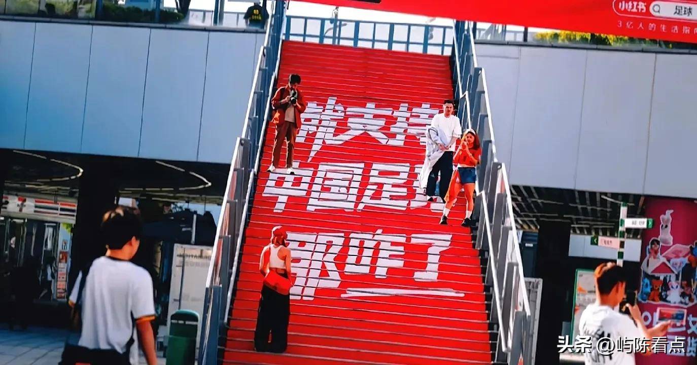 足球盛事继续上演，球迷热情高涨的简单介绍