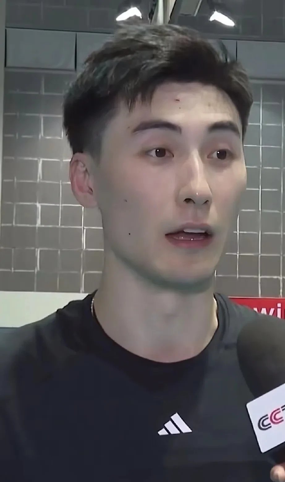 选手接受媒体采访，揭秘训练生活