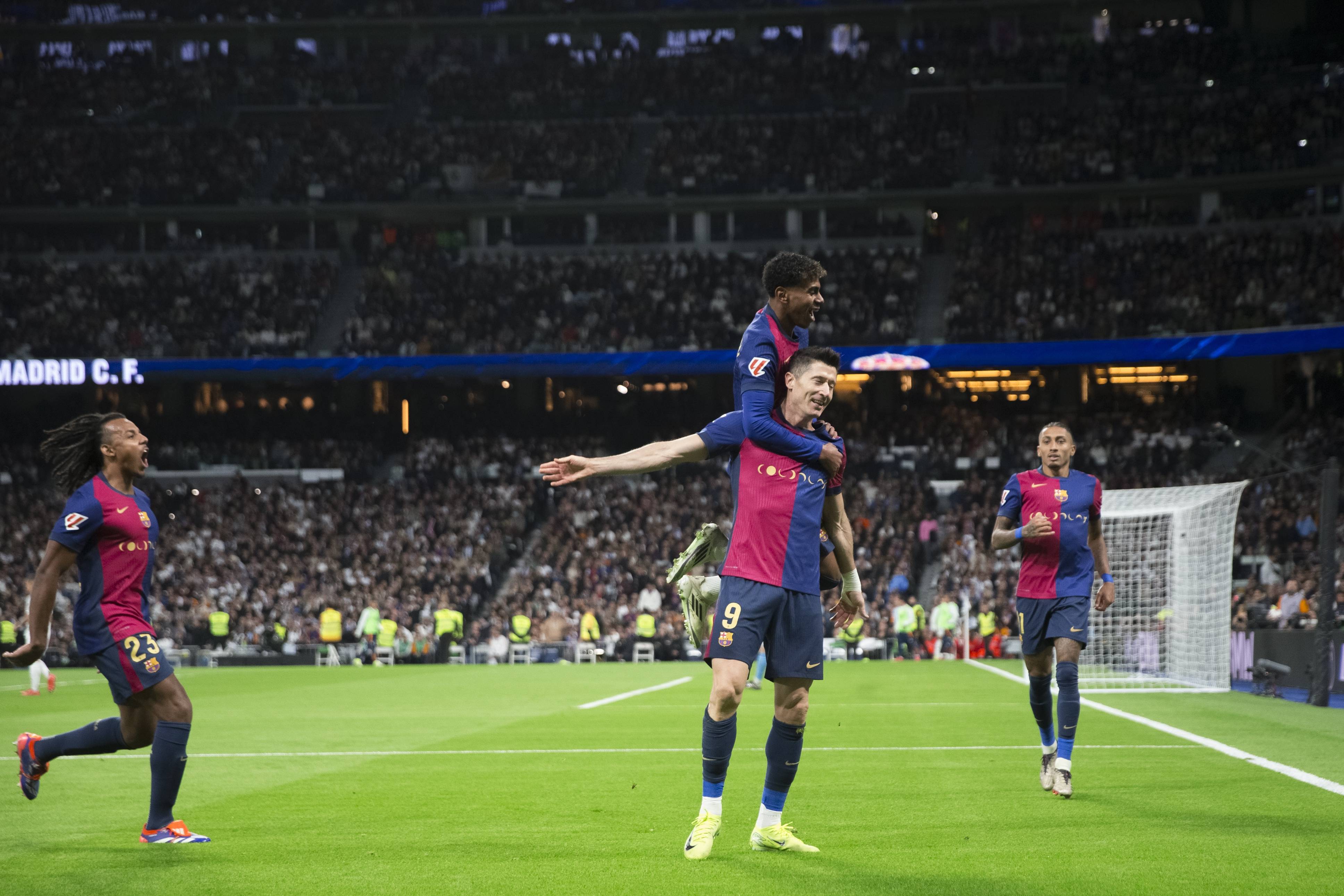 开云下载-西甲比赛场上球员身手矫健，进球如流水的简单介绍