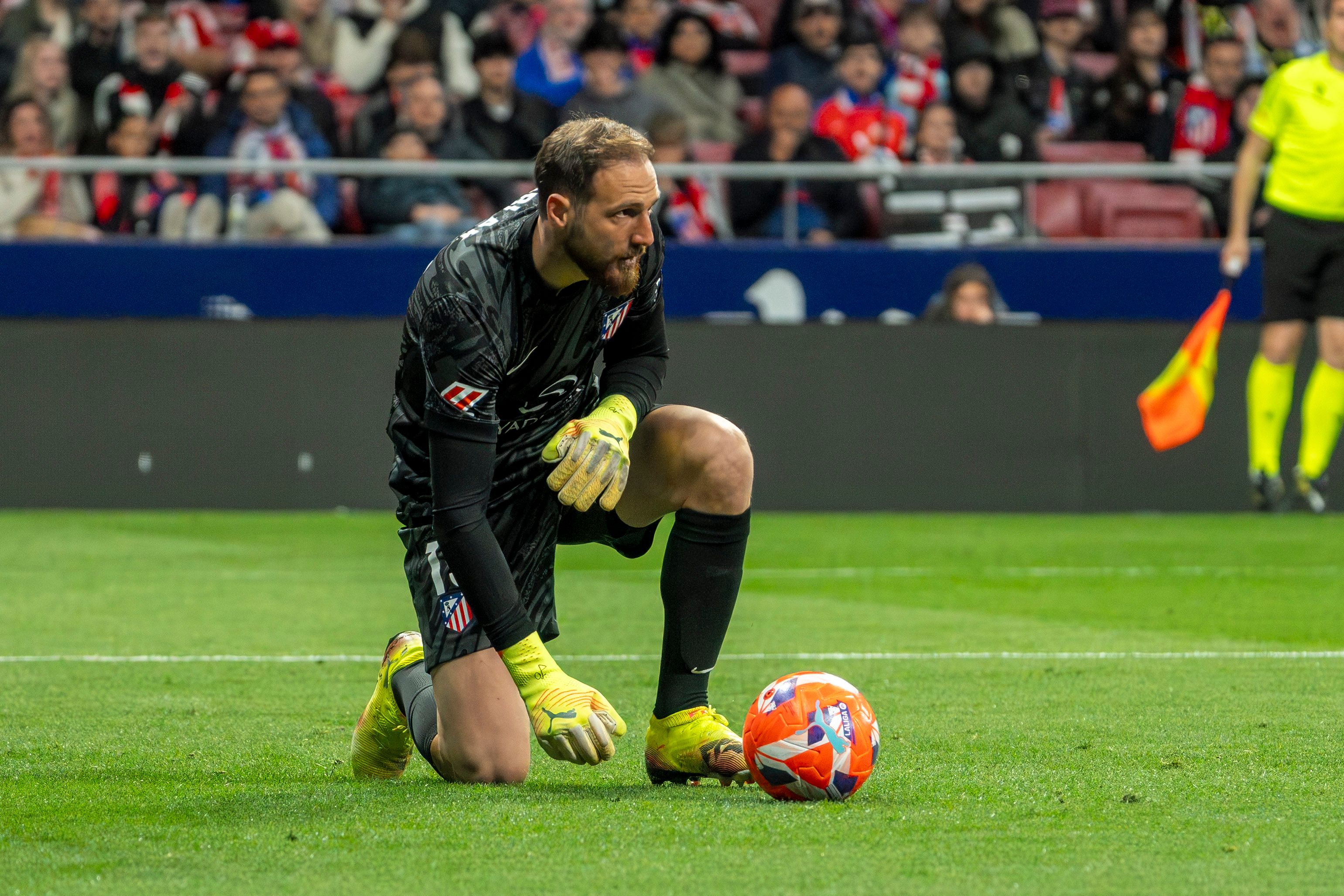西甲比赛场上球员身手矫健，进球如流水的简单介绍