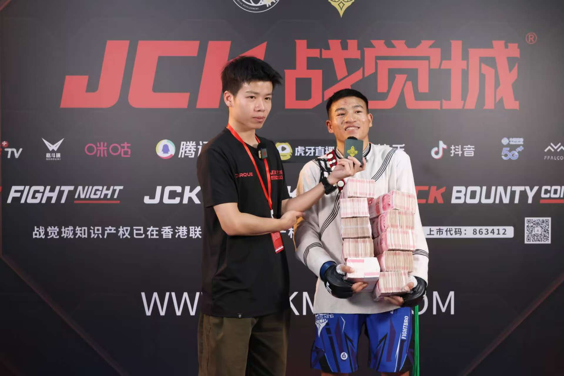 包含拳击队主教练发声，誓言带队登顶的词条