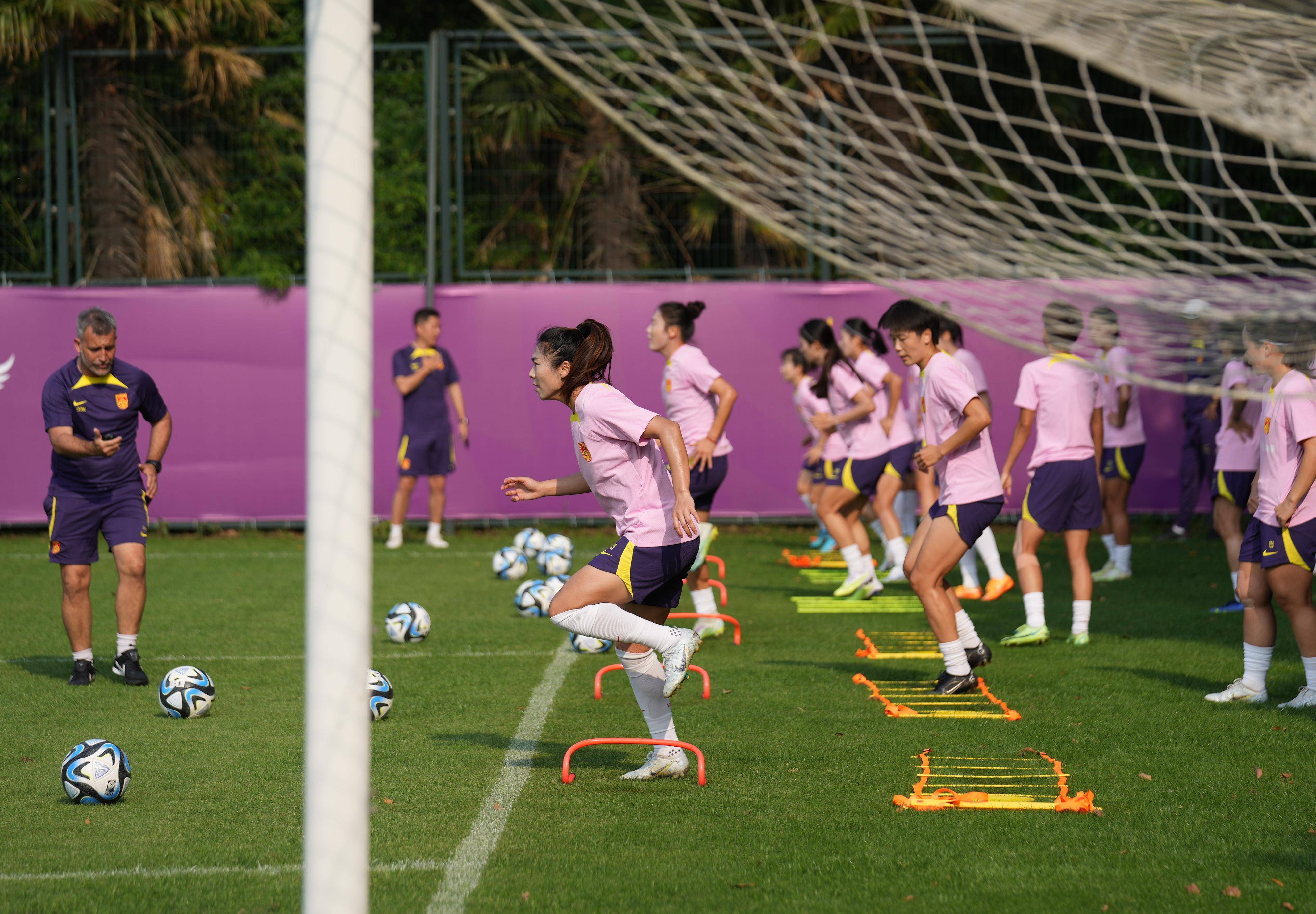 开云体育-巴西女足在训练场上积极备战