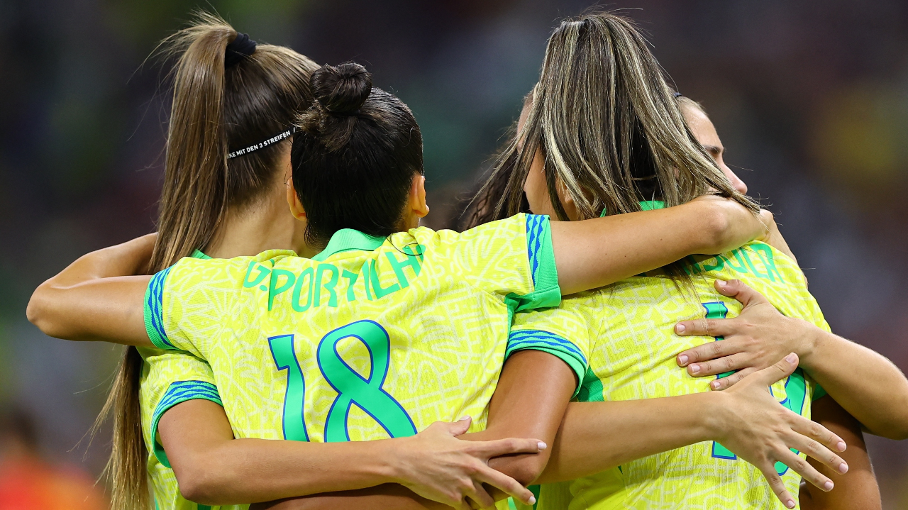 巴西女足在训练场上积极备战