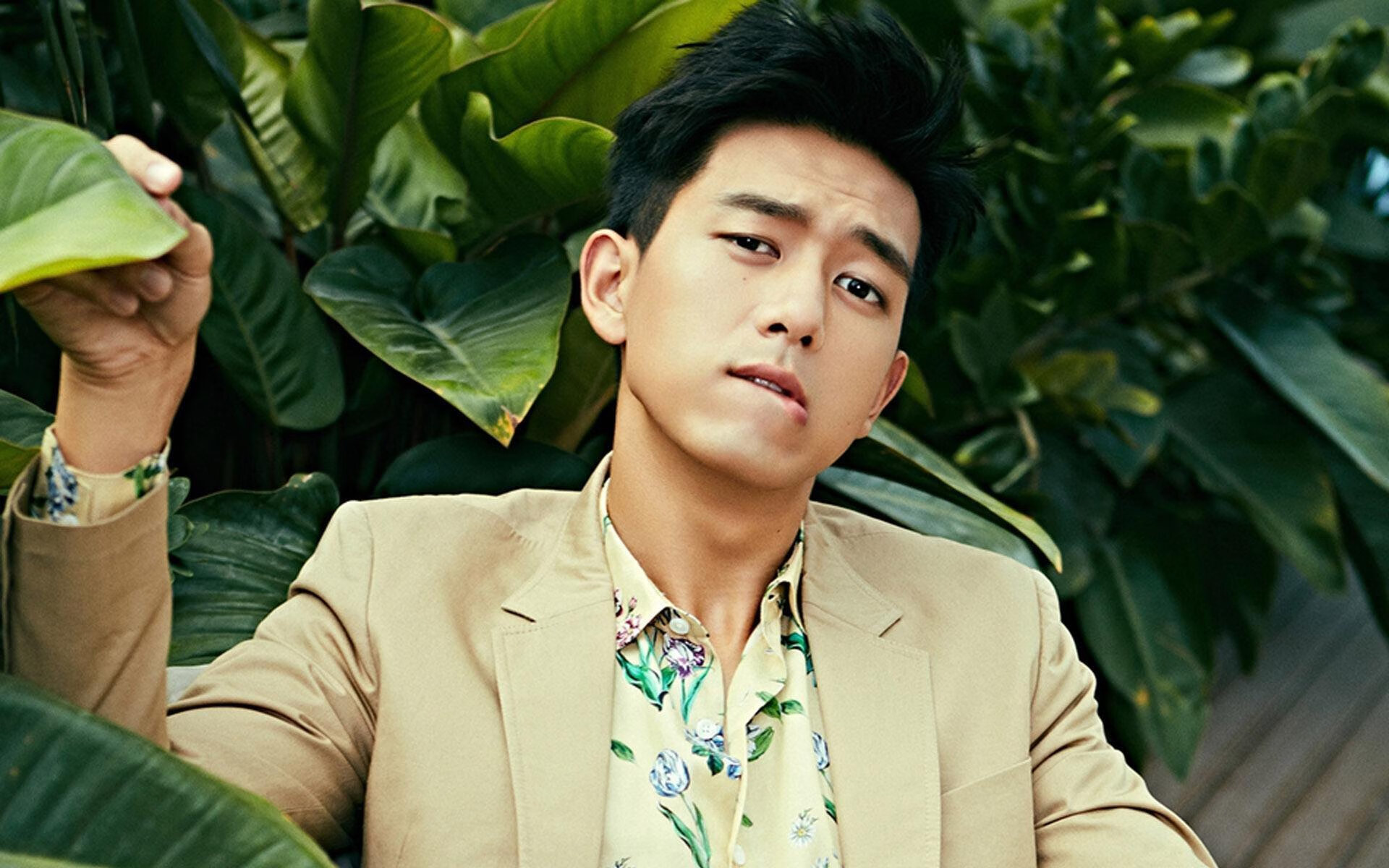 开云下载-东方隐忍与西方闪耀，足球世界的两极叙事